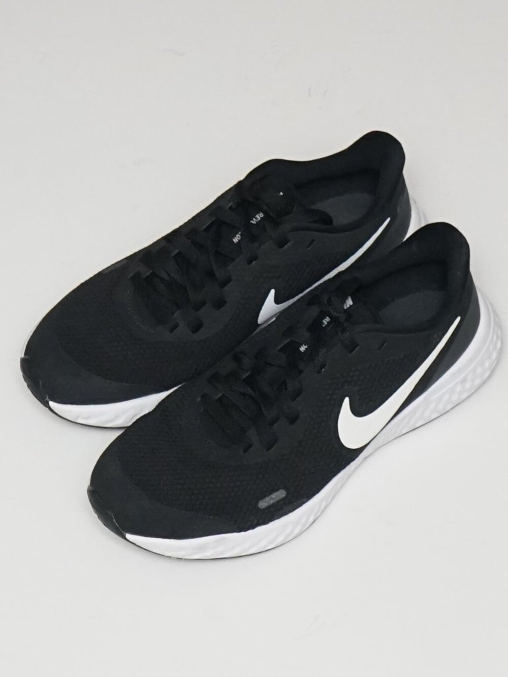 Nike Revolution 5 Sneaker Womens 7Y  Black White Running Shoe